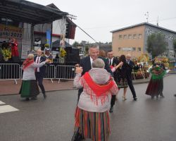 Obrzęd "obtańczenia" wieńcy dożynkowych