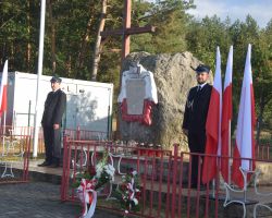 Warta strażaków OSP przy pomniku