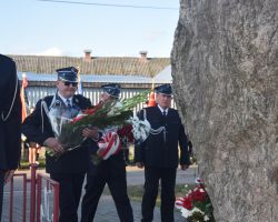 Przedstawiciele OSP składają kwiaty