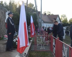 Przedstawiciele MOW składają kwiaty