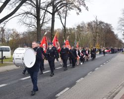 Mieszkańcy Gminy idący orszakiem ulicami Borowia