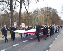 Mieszkańcy Gminy idący orszakiem ulicami Borowia