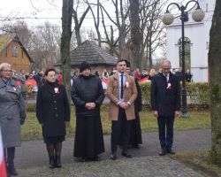 Delegacja z urzędy gminy przed pomnikiem