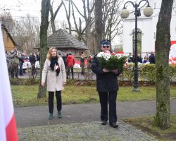 Delegacja GOPS składa kwiaty