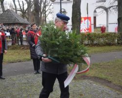 Delegacja KGW Iwowe składa kwiaty