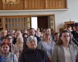 Ludzie zgromadzeni na Mszy Świętej