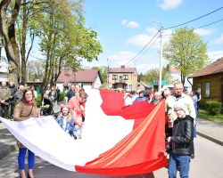 Mieszkańcy trzymają 50-metrową flagę