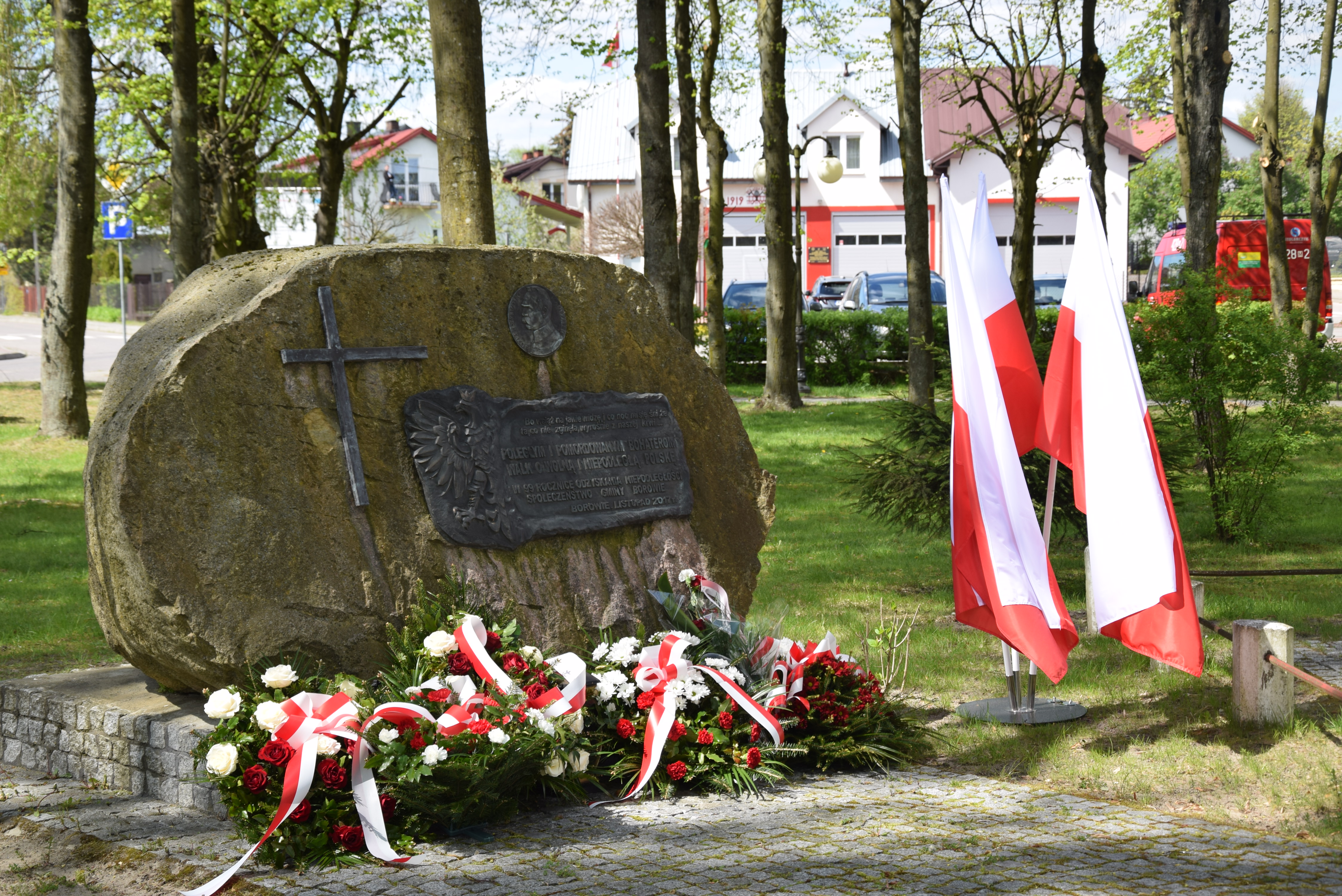 Pomnik Niepodległości w centrum Borowia