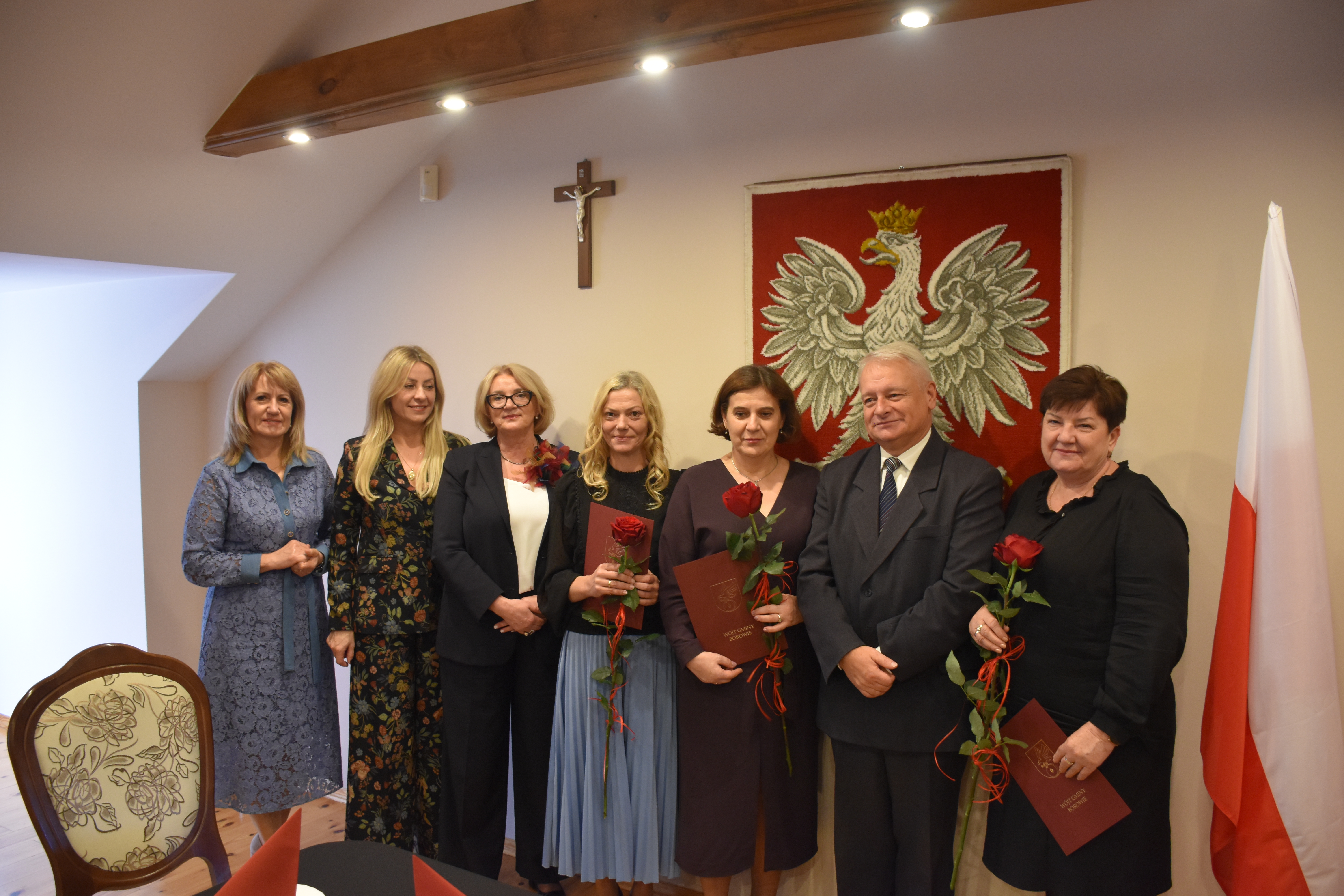 Zdjęcie grupowe, dyrektorzy szkół oraz przedstawiciele samorządu