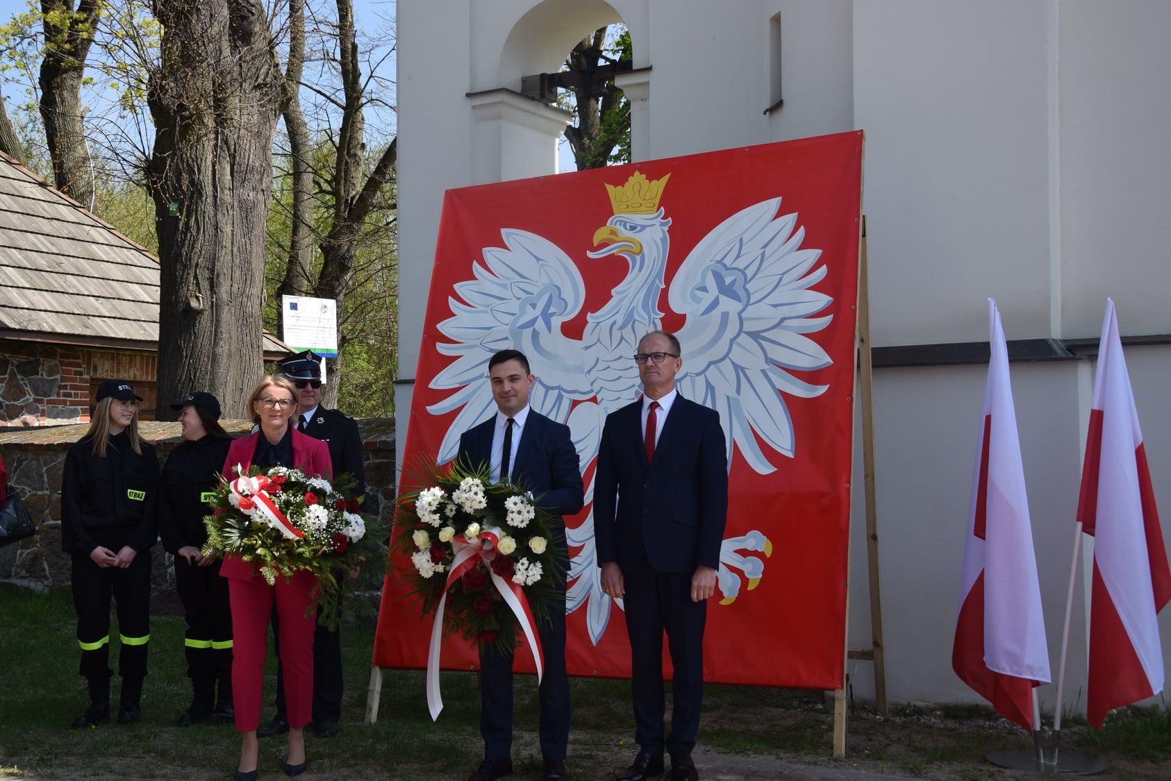 Władze samorządowe przed krajowym herbem